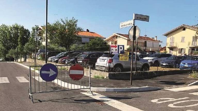 Sposta la transenna durante la Superbike per dirige il traffico verso il suo parcheggio a pagamento Sposta la transenna durante la Superbike per dirige il traffico verso il suo parcheggio a pagamento