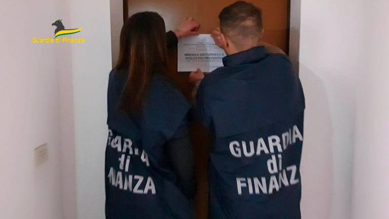 In 4 anni ha evaso 24,5 milioni di euro: ravennate nei guai per una maxi-frode nel commercio sul web di macchine fotografiche VIDEO In 4 anni ha evaso 24,5 milioni di euro: ravennate nei guai per una maxi-frode nel commercio sul web di macchine fotografiche VIDEO