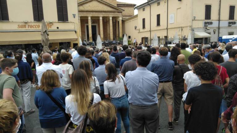 Ravenna, Borgo San Rocco chiuso per lutto. Folla per don Ugo Ravenna, Borgo San Rocco chiuso per lutto. Folla per don Ugo