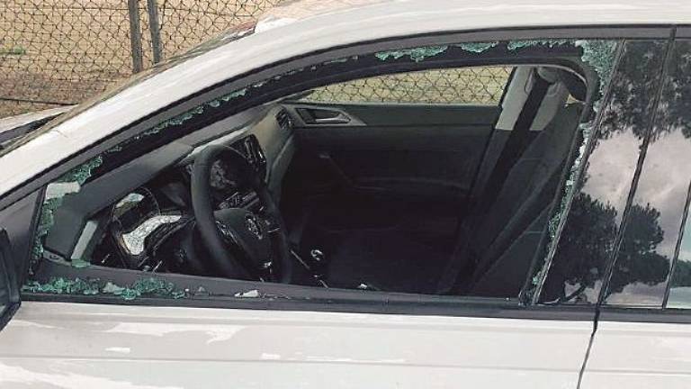 Studenti di Modena ubriachi danneggiano auto a Milano Marittima Studenti di Modena ubriachi danneggiano auto a Milano Marittima