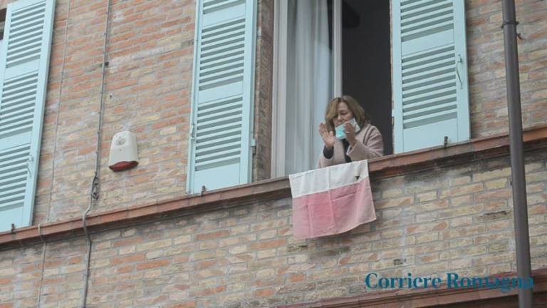 Coronavirus, anche a Ravenna applausi per medici e infermieri Coronavirus, anche a Ravenna applausi per medici e infermieri