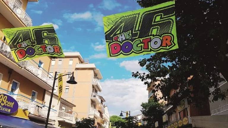 Viale Dante si tinge di giallo e alza il tifo per Valentino Viale Dante si tinge di giallo e alza il tifo per Valentino