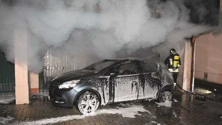 Forlì, rogo distrugge garage e due auto, evacuato condomino Forlì, rogo distrugge garage e due auto, evacuato condomino