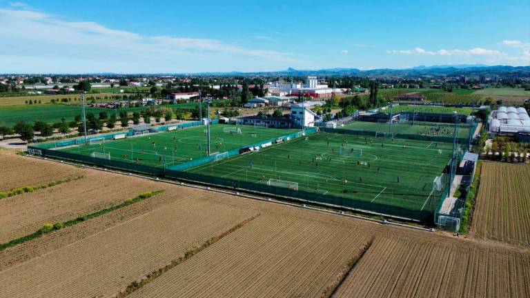 Una vista dall’alto del Campus Cesena Sport di via Calcinaro a Martorano: il nuovo campo sorgerà nella zona in primo piano (foto Zanotti)