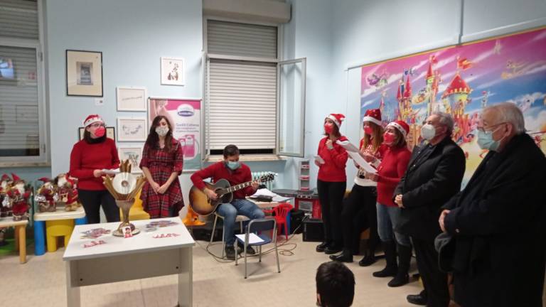 Forlì, il vescovo Corazza e il gruppo Voce di Maria in visita al reparto di Pediatria Forlì, il vescovo Corazza e il gruppo Voce di Maria in visita al reparto di Pediatria