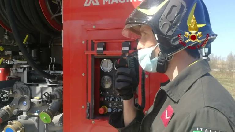 Rimini. Incendio lungo il fiume Marecchia VIDEO Rimini. Incendio lungo il fiume Marecchia VIDEO