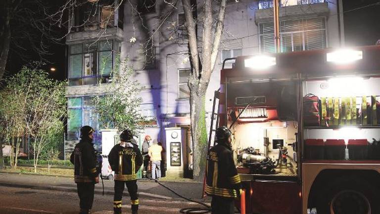 Bloccata dal fumo nella casa in fiamme. Salvata in extremis Bloccata dal fumo nella casa in fiamme. Salvata in extremis