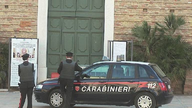 Ruba offerte in chiesa a Riolo Terme ma non si accorge che dietro c'è un carabiniere Ruba offerte in chiesa a Riolo Terme ma non si accorge che dietro c'è un carabiniere