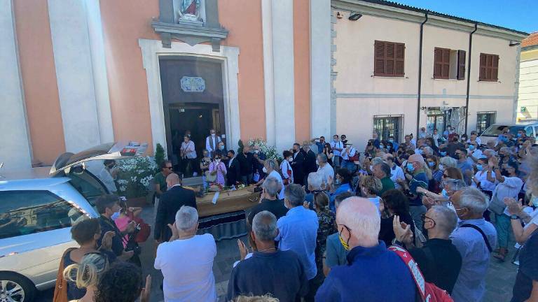Cesenatico, tanti sul porto canale per l'ultimo saluto a Lucio Briganti Cesenatico, tanti sul porto canale per l'ultimo saluto a Lucio Briganti