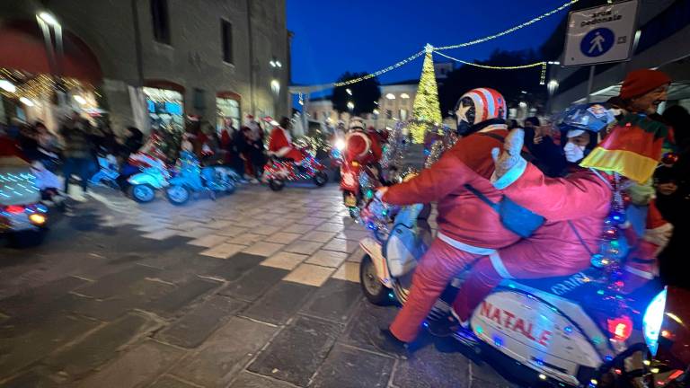 A Cesena i Babbi Natale sfrecciano in Vespa e portano doni ai bambini VIDEO e FOTOGALLERY A Cesena i Babbi Natale sfrecciano in Vespa e portano doni ai bambini VIDEO e FOTOGALLERY