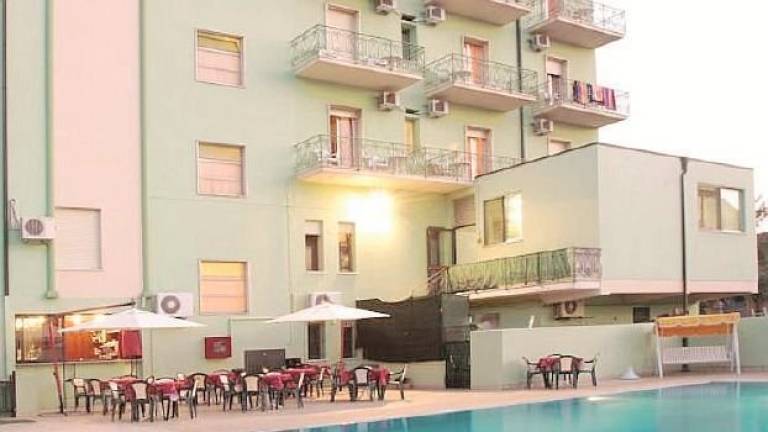 Bimbo di 4 anni cade in piscina: salvato da bagnino e poliziotto in ferie Bimbo di 4 anni cade in piscina: salvato da bagnino e poliziotto in ferie