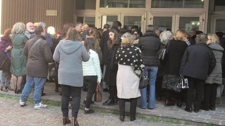 Cagnoni, processo show: gente in piedi, fila all'ingresso. Sosta selvaggia nel parcheggio: 32 multe Cagnoni, processo show: gente in piedi, fila all'ingresso. Sosta selvaggia nel parcheggio: 32 multe