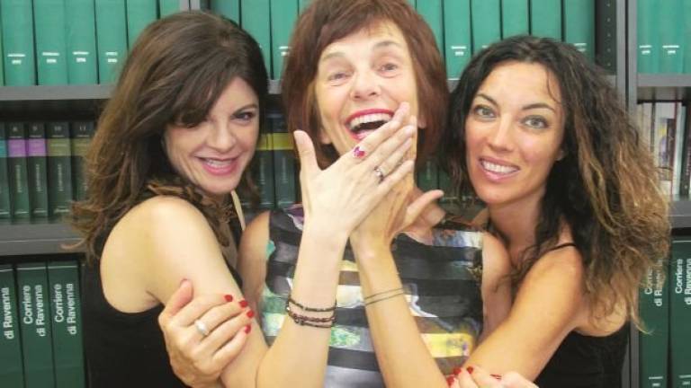 Tre donne, sesso e zero tabù. Evulvendo fa il pieno in spiaggia Tre donne, sesso e zero tabù. Evulvendo fa il pieno in spiaggia