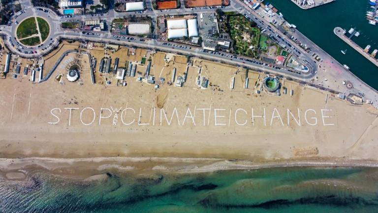 Rimini, in migliaia per una maxi-scritta contro la guerra e per la salvaguardia del pianeta Rimini, in migliaia per una maxi-scritta contro la guerra e per la salvaguardia del pianeta