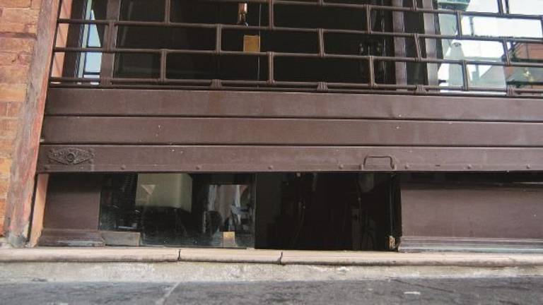 Ladri scatenati anche a Natale. Spaccate in due bar del centro Ladri scatenati anche a Natale. Spaccate in due bar del centro