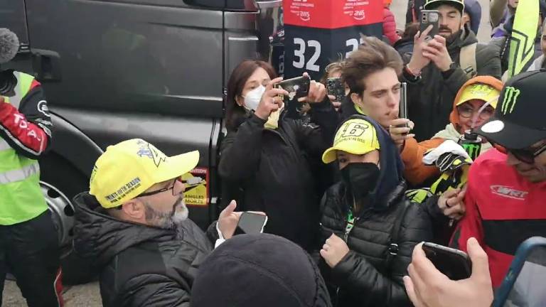 Rossi mania a Imola: assalto dei tifosi a Valentino VIDEO Rossi mania a Imola: assalto dei tifosi a Valentino VIDEO