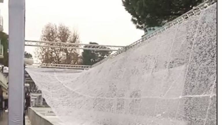 Pista di ghiaccio a Riccione, crolla il tetto di luci: Vento forte, al vaglio le riparazioni Pista di ghiaccio a Riccione, crolla il tetto di luci: Vento forte, al vaglio le riparazioni