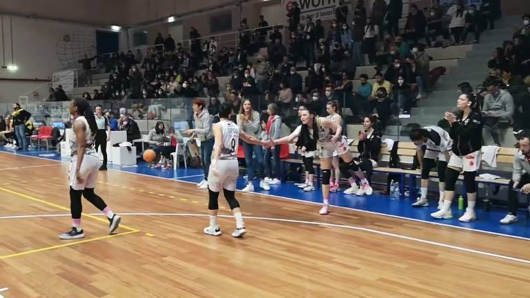 Basket A1 donne, E-Work batte San Martino di Lupari e festeggia / VIDEO Basket A1 donne, E-Work batte San Martino di Lupari e festeggia / VIDEO
