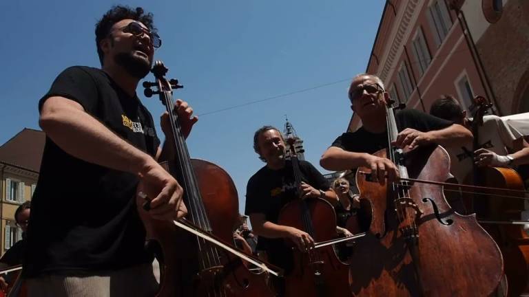 Ravenna, i 100 Cellos suonano Bella Ciao in piazza tra gli applausi VIDEO Ravenna, i 100 Cellos suonano Bella Ciao in piazza tra gli applausi VIDEO