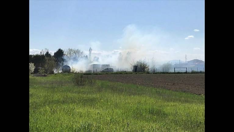Incendio a ridosso di un'azienda a San Giorgio di Cesena Incendio a ridosso di un'azienda a San Giorgio di Cesena