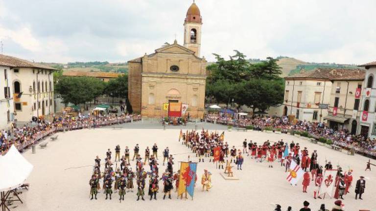 Santa Reparata, la pioggia blocca il Palio che ora rischia addirittura di saltare Santa Reparata, la pioggia blocca il Palio che ora rischia addirittura di saltare