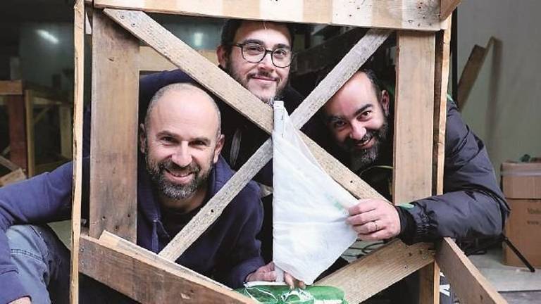 Da Rimini a Venezia su una barca di bottiglie per dire stop alla plastica in mare Da Rimini a Venezia su una barca di bottiglie per dire stop alla plastica in mare
