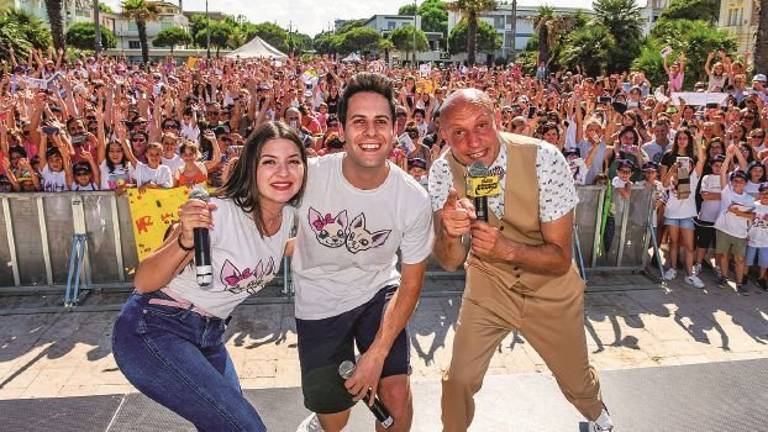 Gli youtubers riempiono la città di migliaia di fans ragazzini Gli youtubers riempiono la città di migliaia di fans ragazzini
