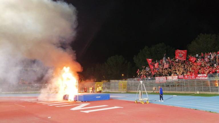 Calcio C, gli ultras del Perugia bruciano un materassino: sospesa la partita del Rimini al Romeo Neri Calcio C, gli ultras del Perugia bruciano un materassino: sospesa la partita del Rimini al Romeo Neri