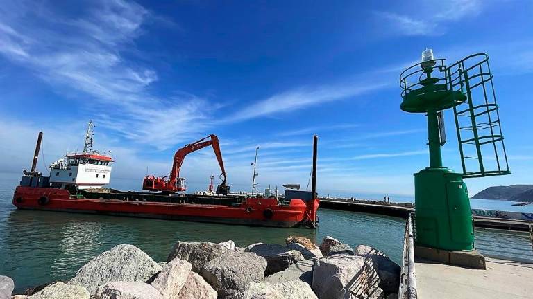 Dragaggio al porto di Cattolica Dragaggio al porto di Cattolica