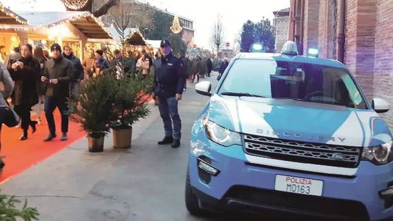 Addobbi natalizi: vandali in azione nel centro storico di Rimini Addobbi natalizi: vandali in azione nel centro storico di Rimini