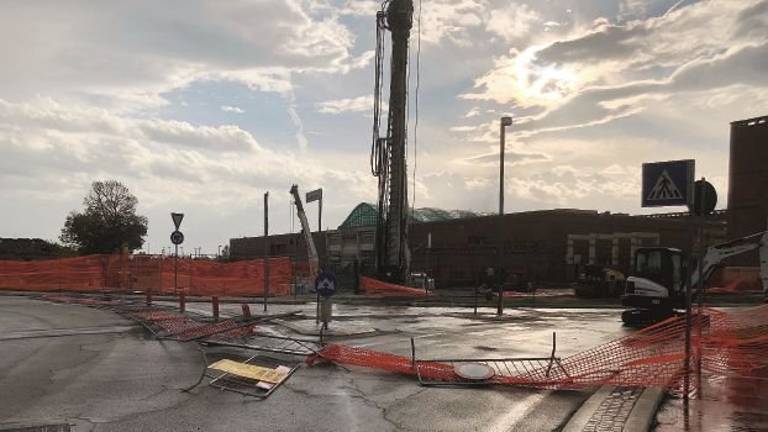 Vento caldo a raffiche, disagi nei cantieri e un rogo pericoloso a Cesena Vento caldo a raffiche, disagi nei cantieri e un rogo pericoloso a Cesena