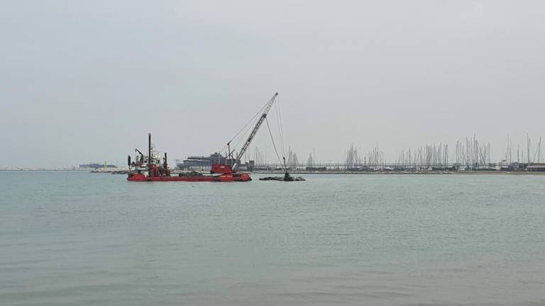 Rimini. Riprendono i lavori alla scogliera di San Giuliano Rimini. Riprendono i lavori alla scogliera di San Giuliano