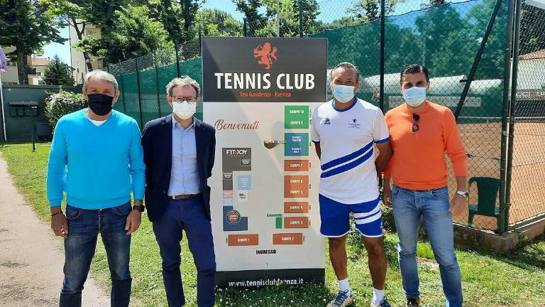 Tennis, il sindaco Isola al Tennis Club Faenza per il debutto casalingo in B2 Tennis, il sindaco Isola al Tennis Club Faenza per il debutto casalingo in B2