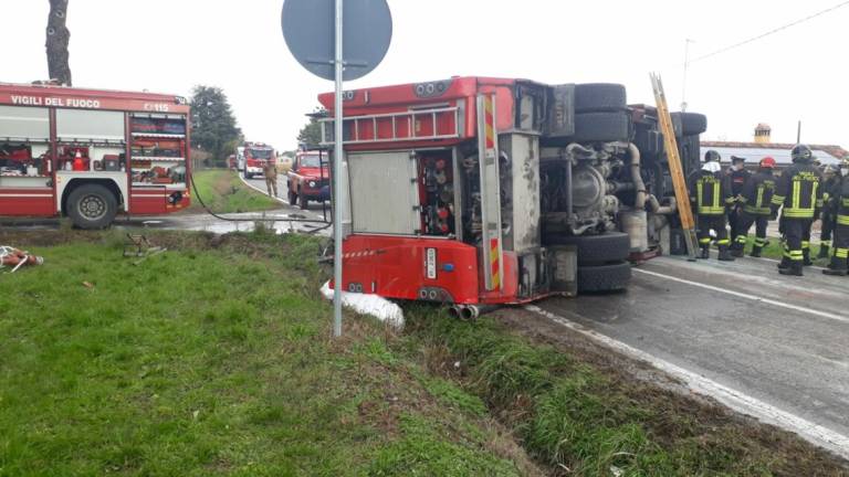 Faenza, si rovescia il camion dei pompieri, tre feriti Faenza, si rovescia il camion dei pompieri, tre feriti