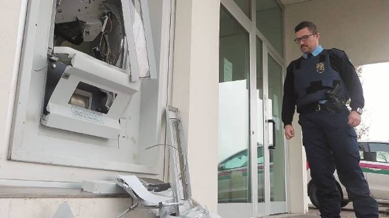 Esplode bancomat a Coriano: spariscono 45mila euro Esplode bancomat a Coriano: spariscono 45mila euro