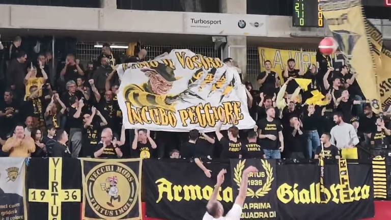 Basket B, derby Virtus-Andrea Costa: lo splendido scenario del Pala Ruggi VIDEO Basket B, derby Virtus-Andrea Costa: lo splendido scenario del Pala Ruggi VIDEO