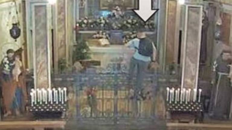 Finti pellegrini razziano nelle chiese corone, calici e fregi d’oro: arrestati Finti pellegrini razziano nelle chiese corone, calici e fregi d’oro: arrestati