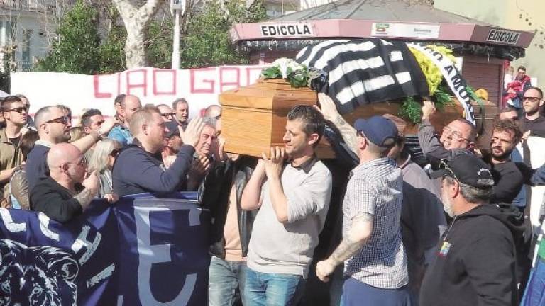 Cori, fumogeni e lacrime: centinaia di tifosi per dire addio a Gagio Cori, fumogeni e lacrime: centinaia di tifosi per dire addio a Gagio