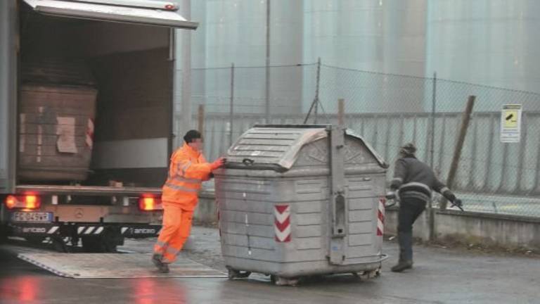 Forlì, valzer di cassonetti a San Giorgio. Ritirati per sbaglio e subito riportati Forlì, valzer di cassonetti a San Giorgio. Ritirati per sbaglio e subito riportati