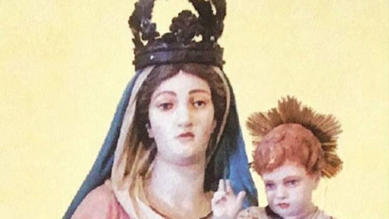 Il sindaco: «Un gesto di grande viltà». Raccolta fondi per una nuova corona Il sindaco: «Un gesto di grande viltà». Raccolta fondi per una nuova corona
