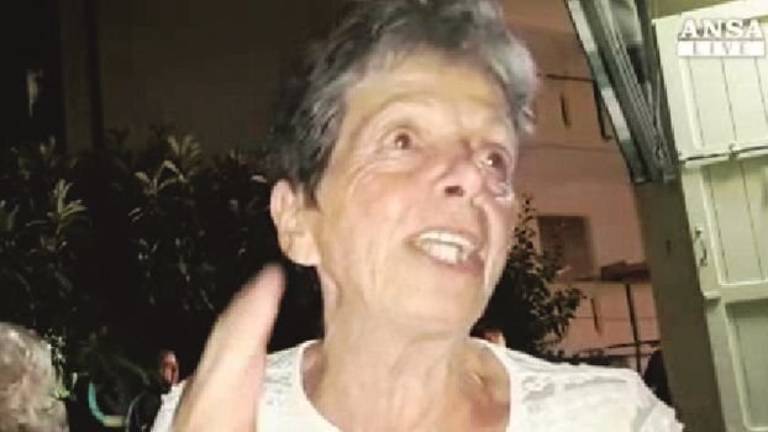 Si risveglia dal coma e tutta la strada le fa la festa Si risveglia dal coma e tutta la strada le fa la festa