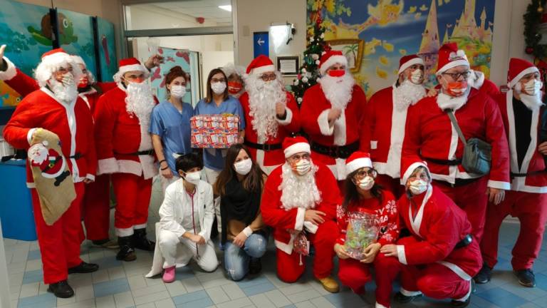Cesena, i Babbi Natale arrivano in Vespa all'ospedale Cesena, i Babbi Natale arrivano in Vespa all'ospedale