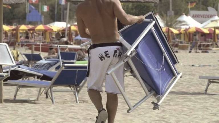 L'estate calda del lavoro al mare: Mi fai lavorare in nero? Così non perdo il reddito di cittadinanza L'estate calda del lavoro al mare: Mi fai lavorare in nero? Così non perdo il reddito di cittadinanza
