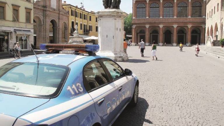Accoltellato a Rimini sotto al loggiato del Comune. In manette 55enne per tentato omicidio Accoltellato a Rimini sotto al loggiato del Comune. In manette 55enne per tentato omicidio