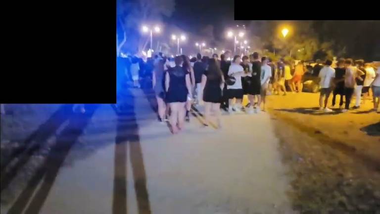 Rimini. Festa per l'Italia: calci e bottiglie contro la polizia Rimini. Festa per l'Italia: calci e bottiglie contro la polizia