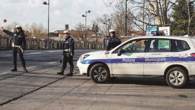 Residente a Ravenna ma con auto con targa straniera, paga multa da mille euro in contanti Residente a Ravenna ma con auto con targa straniera, paga multa da mille euro in contanti