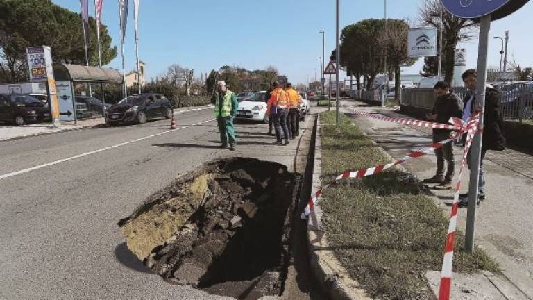 Si apre una voragine in strada: colpa di un collasso nelle fogne Si apre una voragine in strada: colpa di un collasso nelle fogne