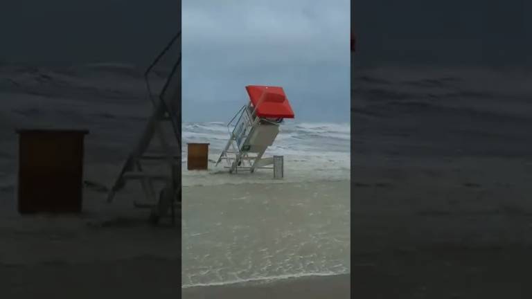 Rimini, mare in tempesta: crolla la torretta del salvataggio VIDEO Rimini, mare in tempesta: crolla la torretta del salvataggio VIDEO