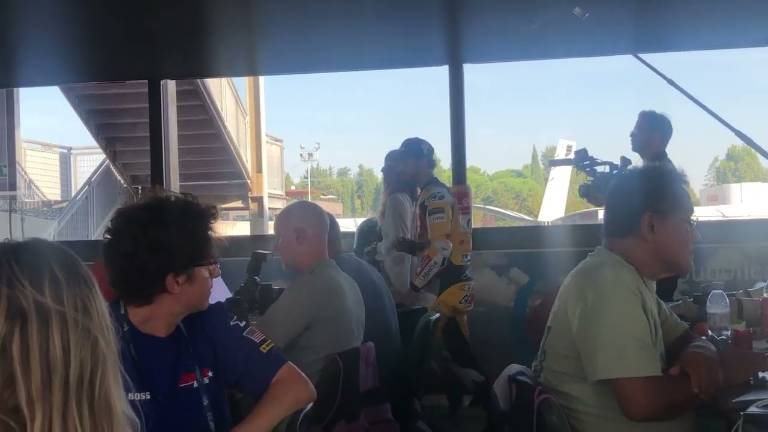 MotoGp, Bagnaia arriva zoppicando in sala stampa: Che fatica, sono distrutto MotoGp, Bagnaia arriva zoppicando in sala stampa: Che fatica, sono distrutto
