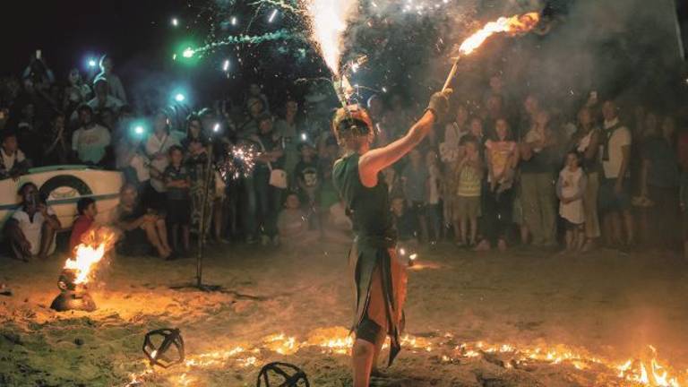 Mare di fuoco da record oltre 20mila presenze a Rimini sulla sabbia “incendiata” Mare di fuoco da record oltre 20mila presenze a Rimini sulla sabbia “incendiata”